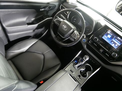 Used 2020 Toyota Highlander XLE image 9