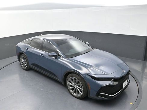 Used 2025 Toyota Crown Limited image 9