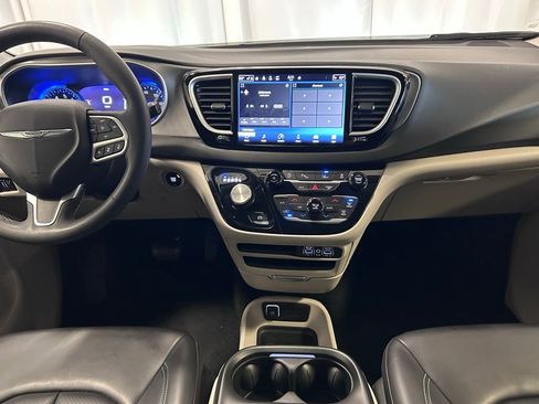 Used 2023 Chrysler Pacifica Touring-L FWD image 13