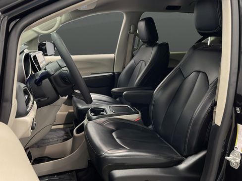 Used 2024 Chrysler Pacifica Touring-L FWD image 9