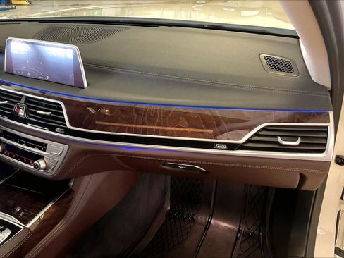 Used 2021 BMW 750i xDrive image 17