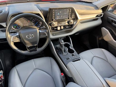 Used 2021 Toyota Highlander XLE AWD/4WD image 7