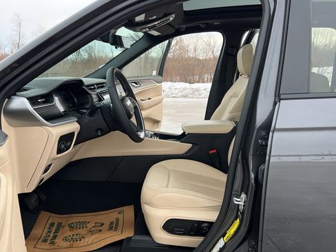 Used 2024 Jeep Grand Cherokee Limited w/ Luxury Tech Group II image 14