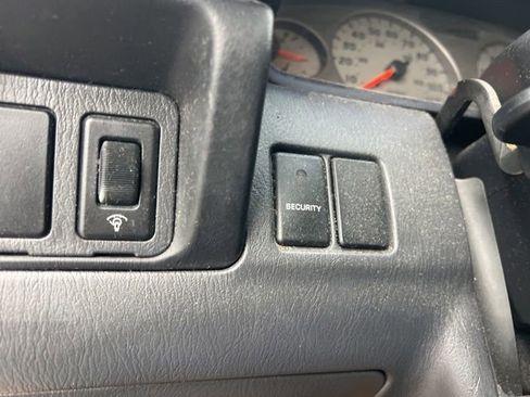 Used 2001 Nissan Frontier SE image 10