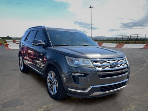 Used 2018 Ford Explorer Limited w/ Equipment Group 301A FWD image 2