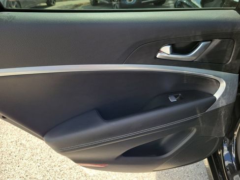 Certified 2025 Genesis G70 2.5T RWD image 12