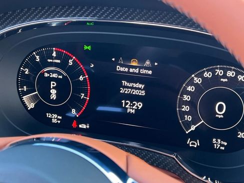Certified 2025 Bentley Bentayga AWD/4WD image 33