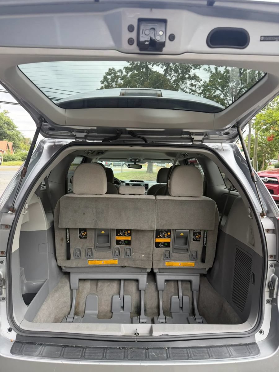Used 2012 Toyota Sienna LE w/ Towing Pkg AWD/4WD image 5
