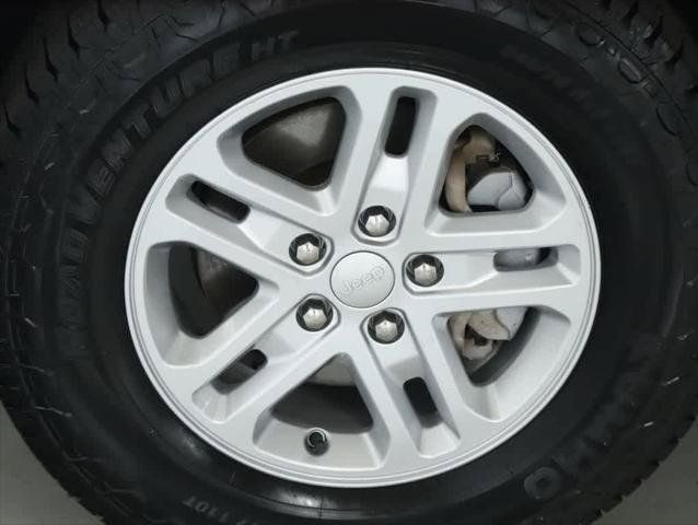 Used 2023 Jeep Grand Cherokee Laredo AWD/4WD image 38