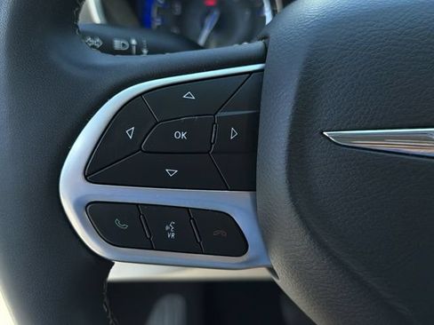 Used 2024 Chrysler Pacifica Touring-L FWD image 28