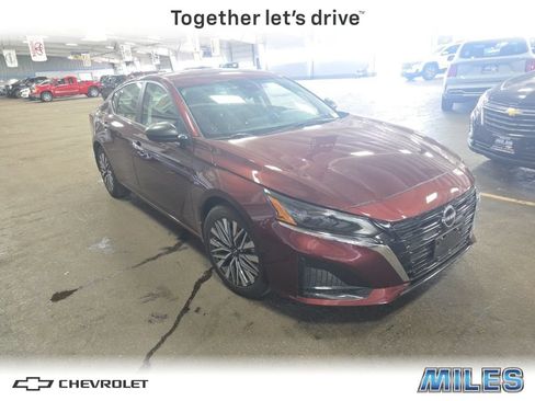 Used 2024 Nissan Altima 2.5 SV FWD image 1