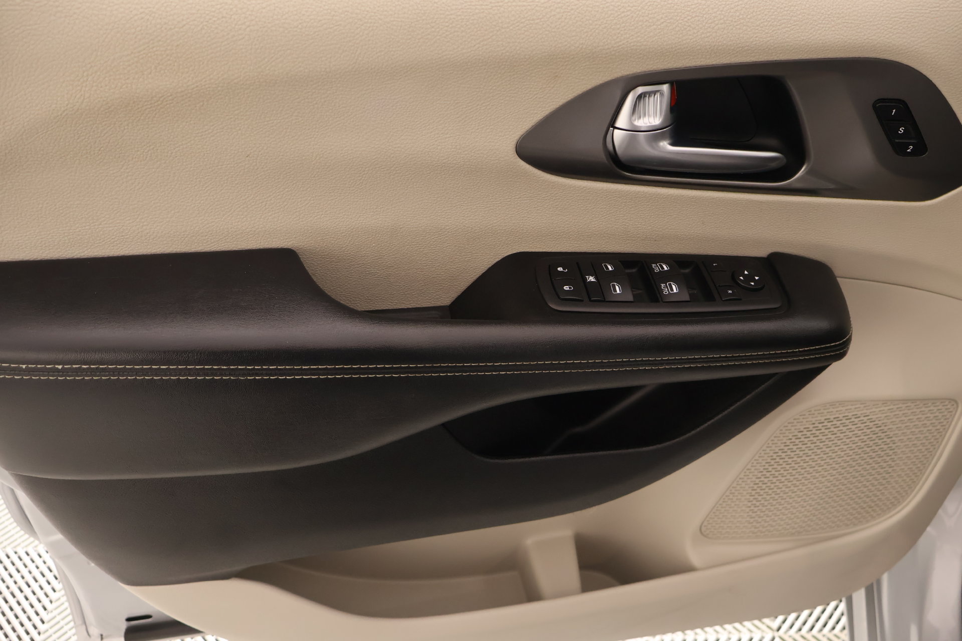 Used 2023 Chrysler Pacifica Touring-L FWD image 17