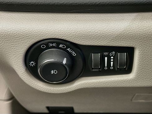Used 2024 Chrysler Pacifica Touring-L FWD image 17