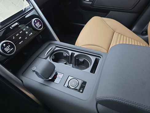 New 2026 Land Rover Discovery Dynamic SE image 25