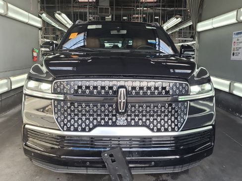 Used 2025 Lincoln Navigator Reserve AWD/4WD image 11