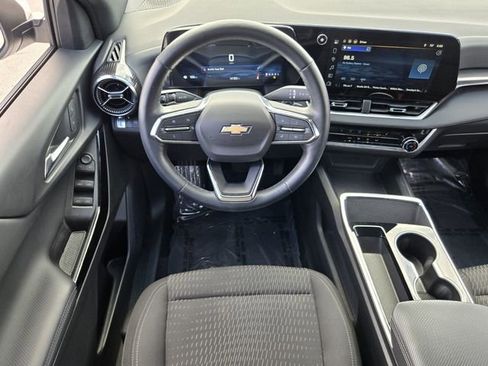 Used 2025 Chevrolet Equinox LT w/ Safety and Technology Package FWD image 12