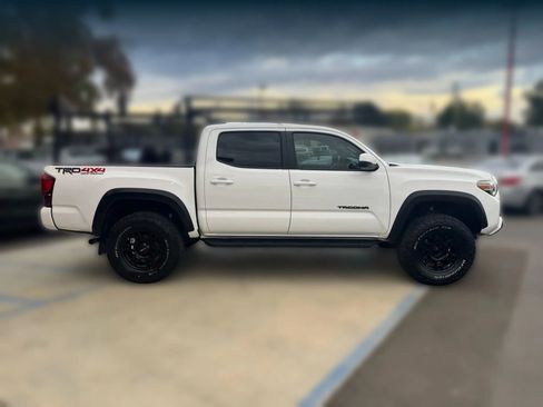 Used 2018 Toyota Tacoma TRD Off-Road image 6