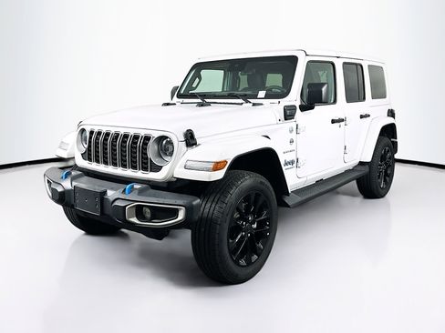 Used 2024 Jeep Wrangler Unlimited Sahara w/ Technology Group AWD/4WD image 3