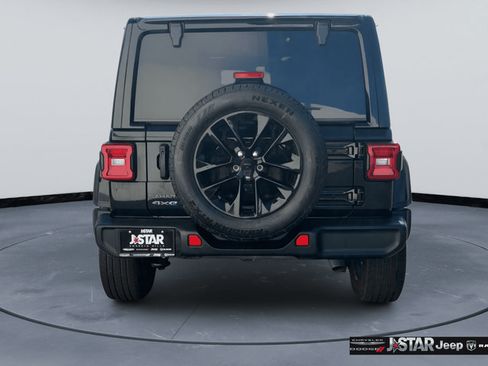 Used 2025 Jeep Wrangler Unlimited Sahara AWD/4WD image 6