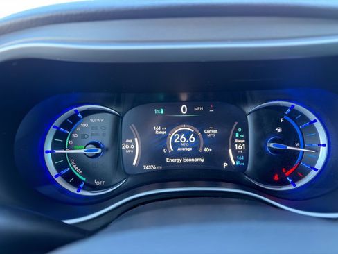 Used 2023 Chrysler Pacifica Touring-L image 19