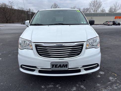 Used 2016 Chrysler Town & Country Touring image 2