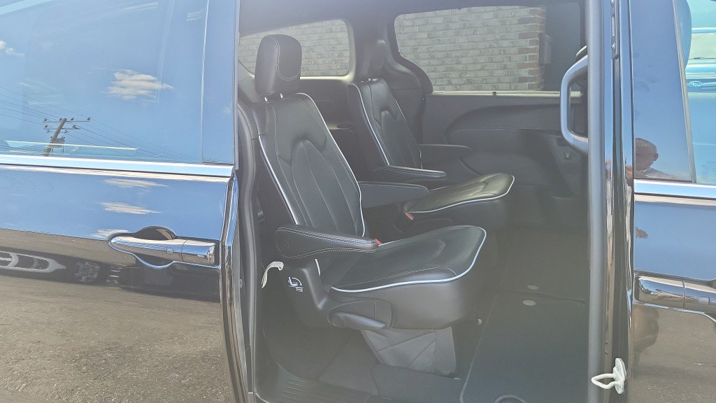 Used 2026 Chrysler Pacifica Limited FWD image 21