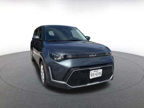 Used 2025 Kia Soul LX w/ LX Technology Package FWD image 3