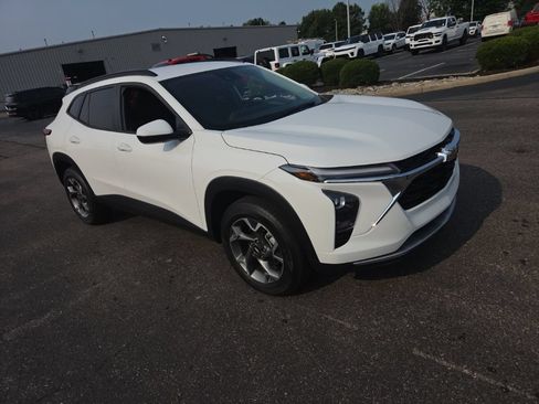 Used 2025 Chevrolet Trax LT w/ LT Convenience Package FWD image 2