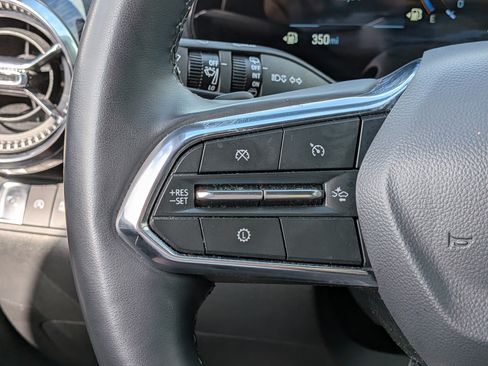 Used 2025 Chevrolet Equinox LT FWD image 23