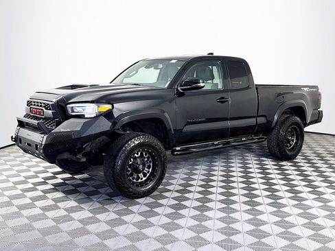 Used 2022 Toyota Tacoma TRD Sport w/ TRD Premium Sport Package RWD image 4