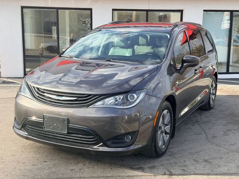 Used 2018 Chrysler Pacifica Touring-L image 9