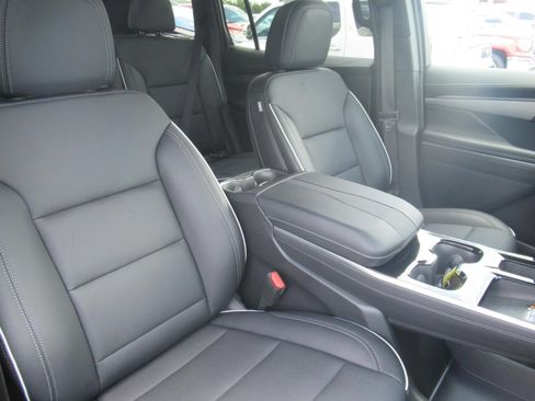 Used 2025 Buick Enclave Preferred AWD/4WD image 9