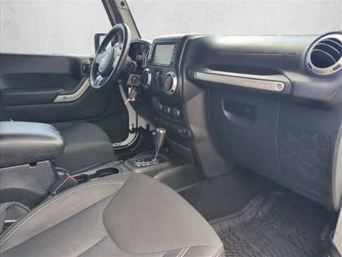 Used 2015 Jeep Wrangler Unlimited Rubicon w/ Connectivity Group AWD/4WD image 25