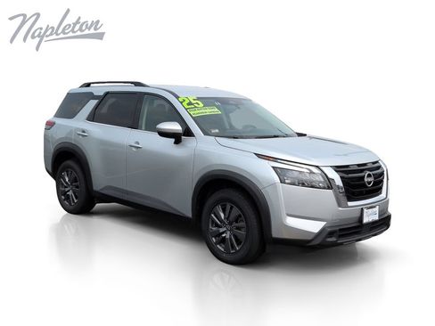 Used 2025 Nissan Pathfinder SV FWD image 8
