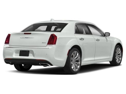 Used 2018 Chrysler 300 Limited RWD image 2