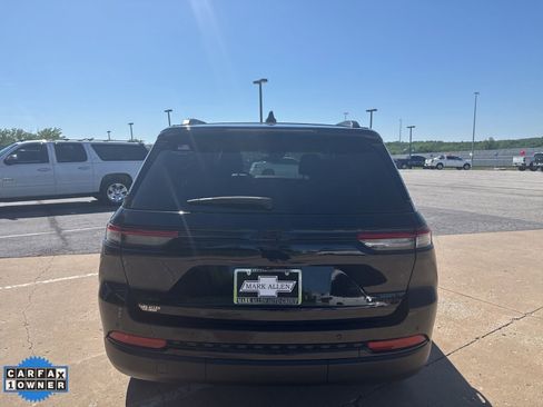 Used 2023 Jeep Grand Cherokee Limited w/ Black Appearance Package AWD/4WD image 4