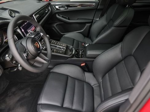 Certified 2025 Porsche Macan AWD/4WD image 16
