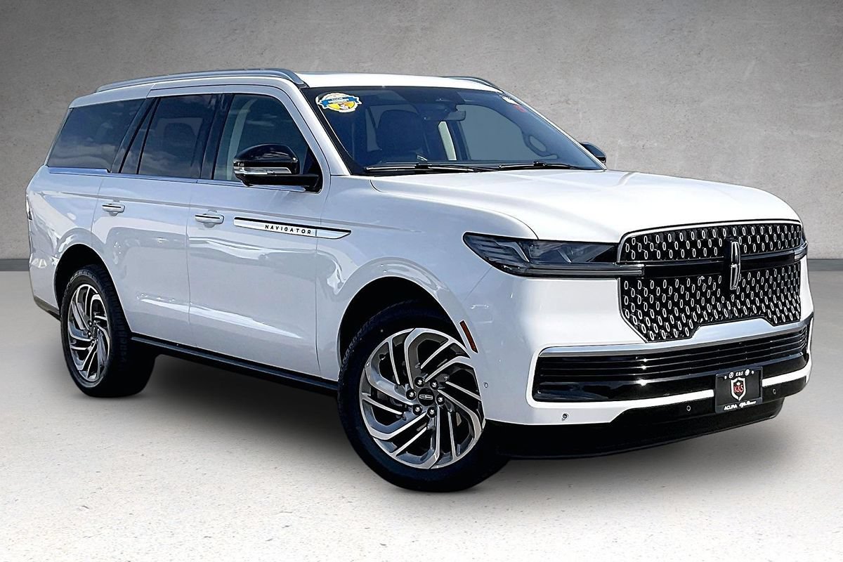 Used 2025 Lincoln Navigator Reserve AWD/4WD image 2