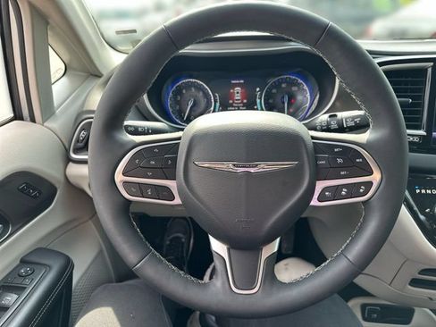 Used 2024 Chrysler Pacifica Touring-L FWD image 16
