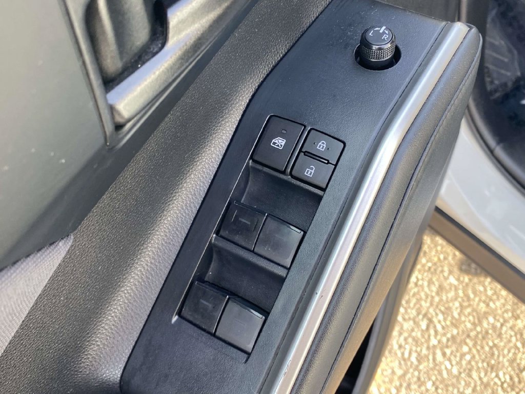 Used 2023 Toyota Highlander LE AWD/4WD image 17