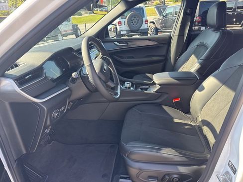 New 2025 Jeep Grand Cherokee Altitude image 24