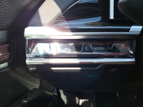 Certified 2025 BMW 750e xDrive image 27