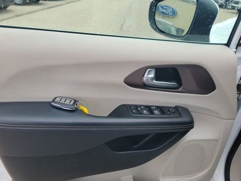 Used 2023 Chrysler Voyager LX image 15