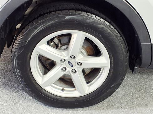 Used 2018 Ford Explorer XLT w/ Equipment Group 201A FWD image 4