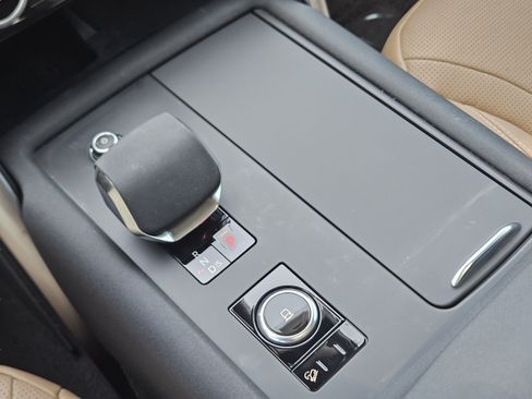 Used 2024 Land Rover Discovery Dynamic SE AWD/4WD image 36