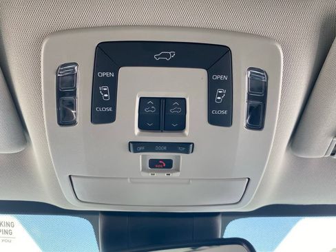 Used 2025 Toyota Sienna XLE FWD image 22
