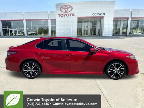 Used 2019 Toyota Camry SE w/ Convenience Package FWD image 6