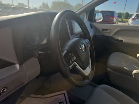 Used 2020 Toyota Sienna L image 17