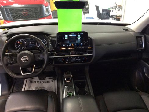 Used 2024 Nissan Pathfinder SL w/ Black Appearance Package image 18