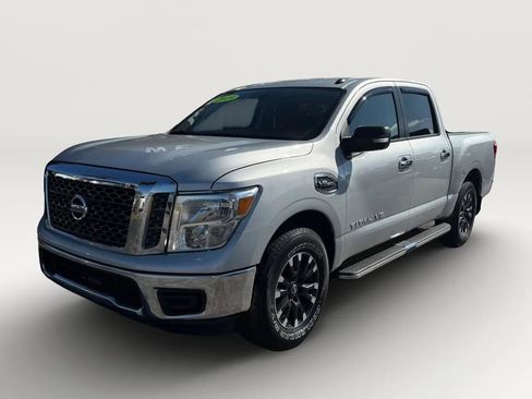 Used 2019 Nissan Titan SV image 2